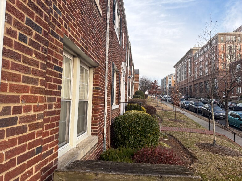 Building Photo - 937 Randolph St NW