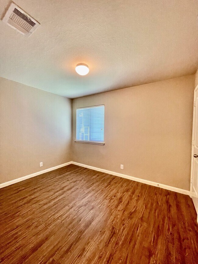 Building Photo - Immaculate Home In A Great Neighborhood!