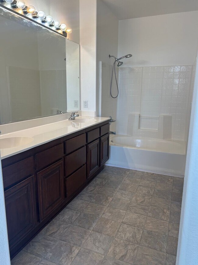 Building Photo - 4BR/2.5BA Townhouse with a view