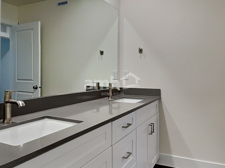 Building Photo - 1317 E Old Mesquite St