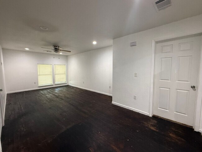 Building Photo - 908-910 Wells St