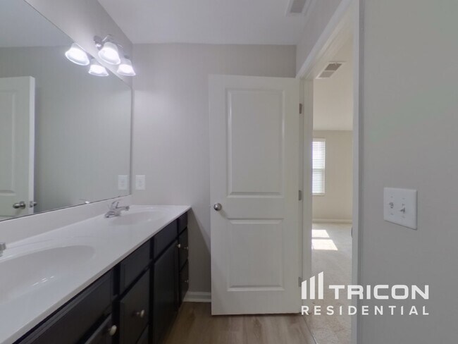 Building Photo - 120 Castlebrook Dr