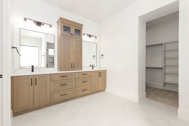 Building Photo - Brand New 6 Bed 4 Bath Rental with pool Near Sand Hollow!