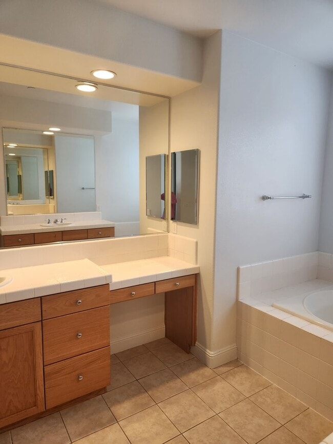 Building Photo - Great Santa Rosa Neighborhood 3 Bedroom, 2.5 Bathrooms