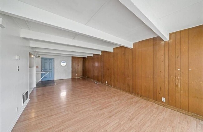 Building Photo - 3 Bed 1.5 Bath Townhome for rent