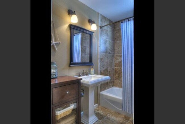 Building Photo - Available June 7th Beautiful 3 bed 1.5 bat...