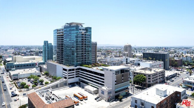 Building Photo - 3785 Wilshire Blvd