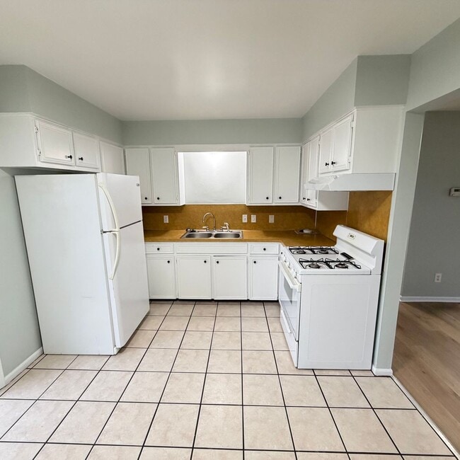 Building Photo - Remodeled Two bedroom duplex in Kellogsville School District!