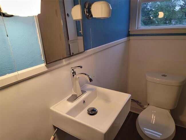 Building Photo - 208 S Liberty Ave