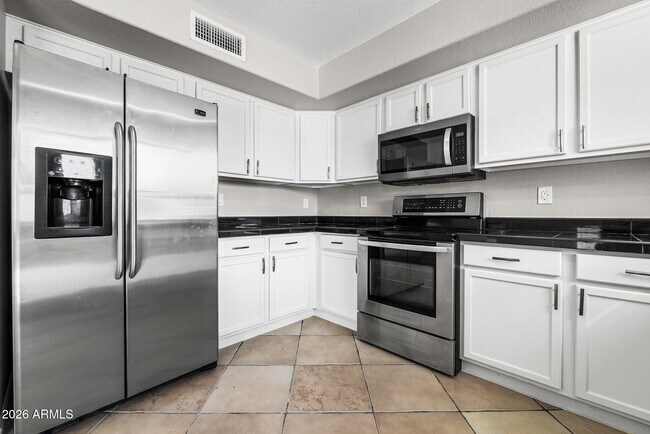 Building Photo - 7911 S 47th Ln