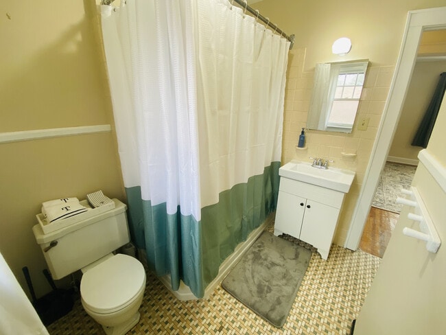 Building Photo - 930 E 56th St