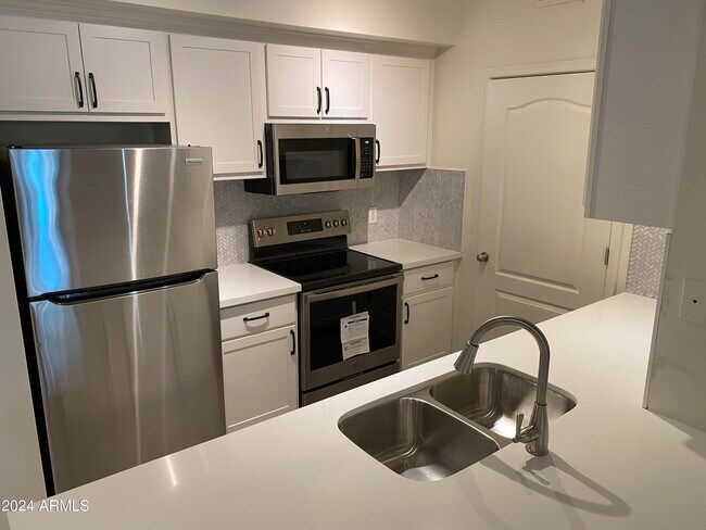 Building Photo - 1701 E Colter St