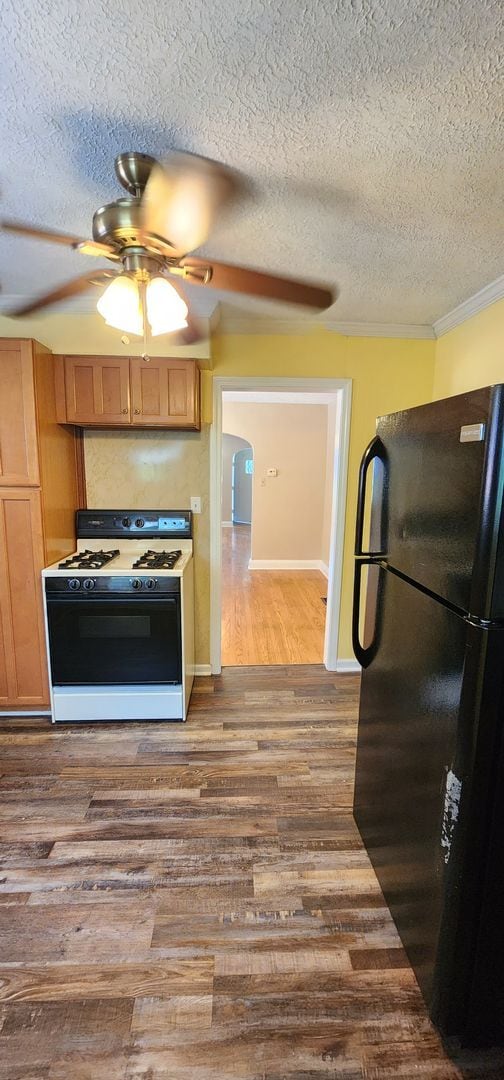 Building Photo - Welcome to this charming 3-bedroom, 2-bath...