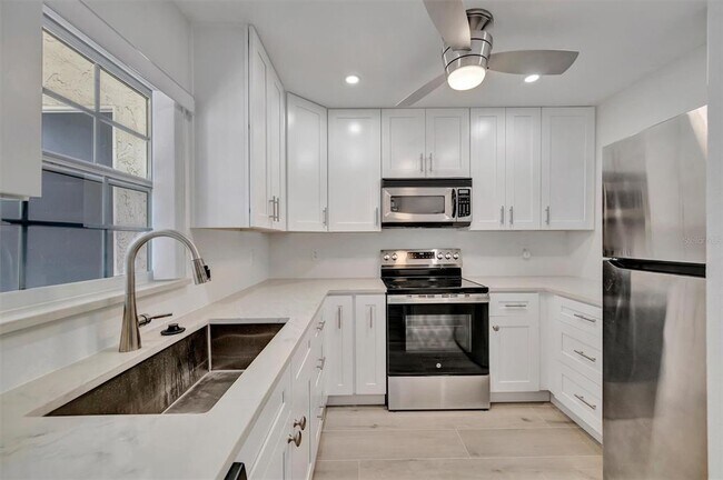 Building Photo - 9819 Hernando Ct