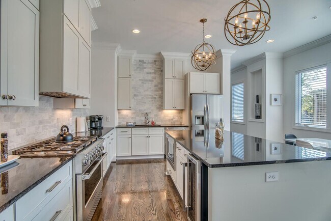 Building Photo - Beautifully appointed 3-bedroom furnished townhome in sought-after Hillsboro Village!