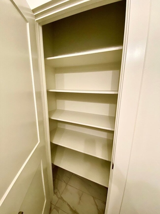 Building Photo - Beautiful Custom 6 Bedroom (2 Primary Bedr...