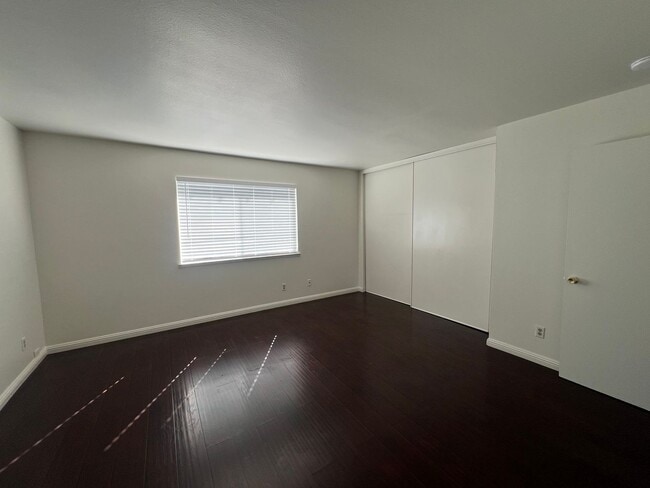 Building Photo - Duplex available in Little Saigon!