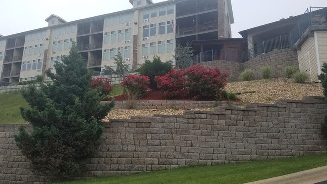 Building Photo - 2 Bedroom 2 Bath Garden Level Lakeside Apa...