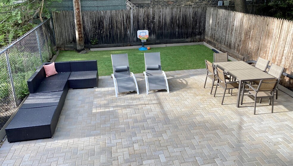 Building Photo - 722 W Wrightwood Ave