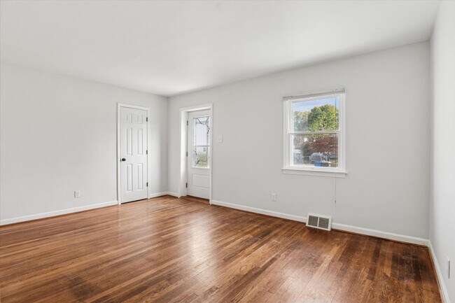 Building Photo - 206 Decalb Ave