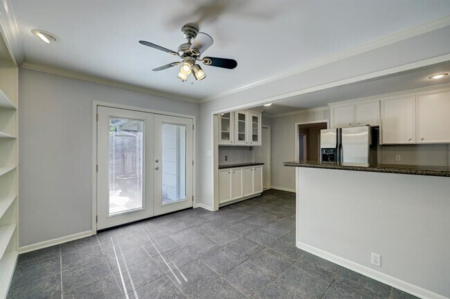 Building Photo - 7519 Schiller-