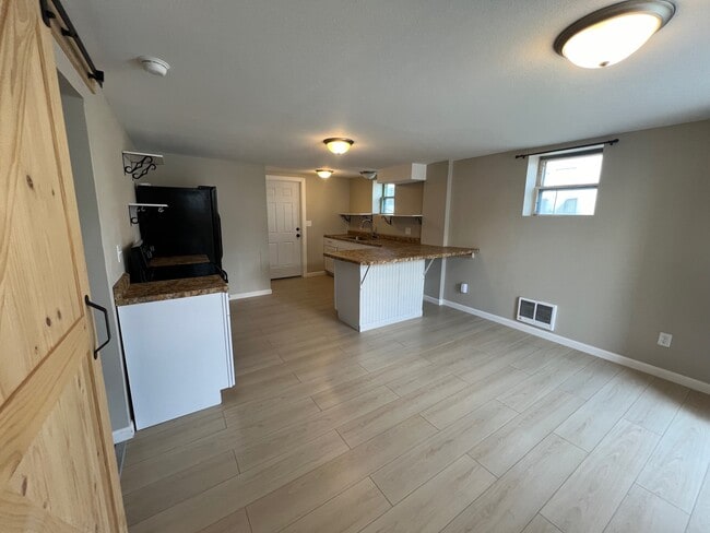 Building Photo - 1138 W 11th St