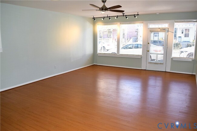 Building Photo - 322 S Pine St