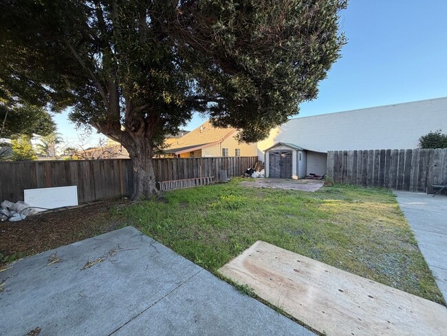 Building Photo - 985 Williams St