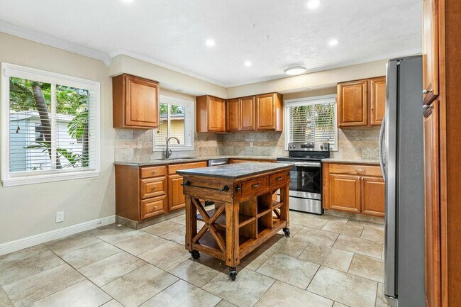 Building Photo - 121 NE Spanish Ct