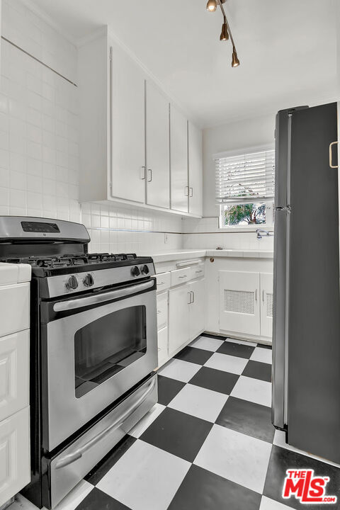 Building Photo - 154 N Sycamore Ave