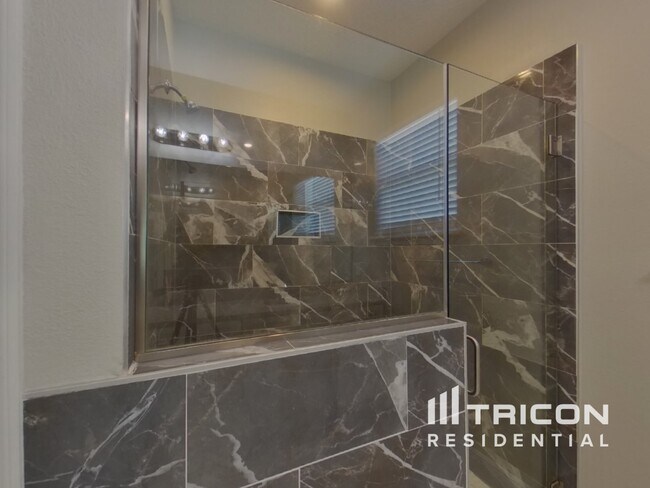 Building Photo - 719 4th Ave N