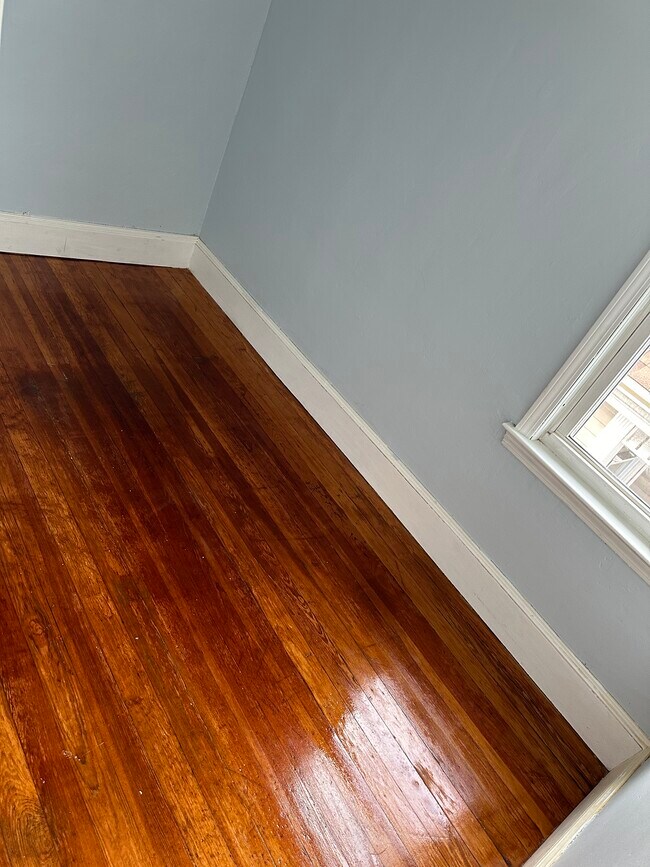 Bonus room/gameroom/playroom - 80 Sidney St