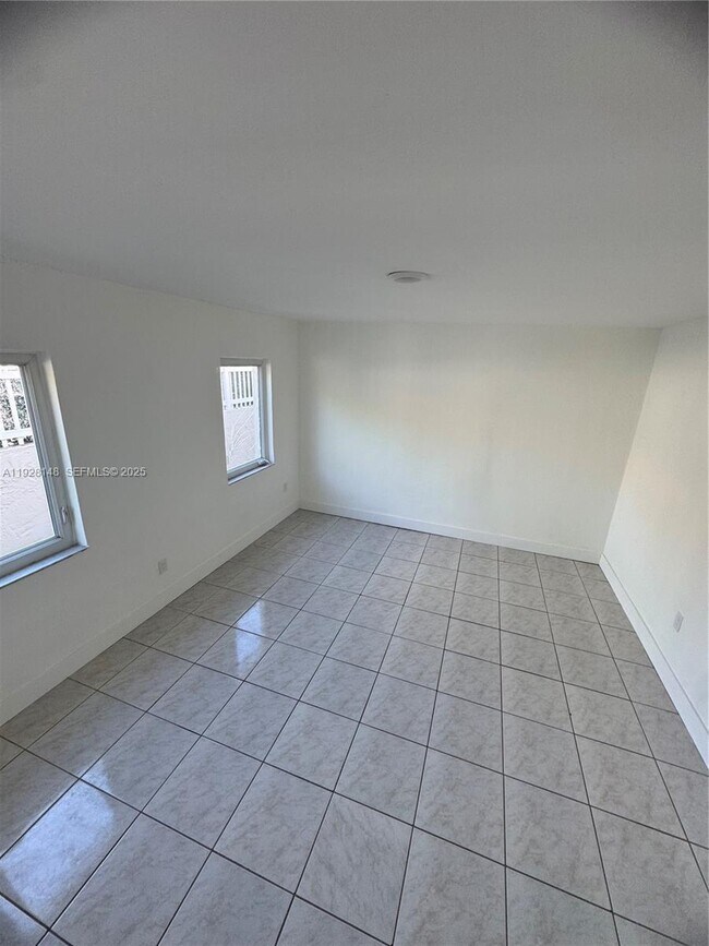 Building Photo - 3021 SW 2nd Ave