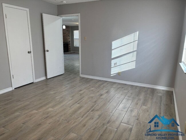 Building Photo - For Rent - 4 Bed/2 Bath near Goodfellow AFB