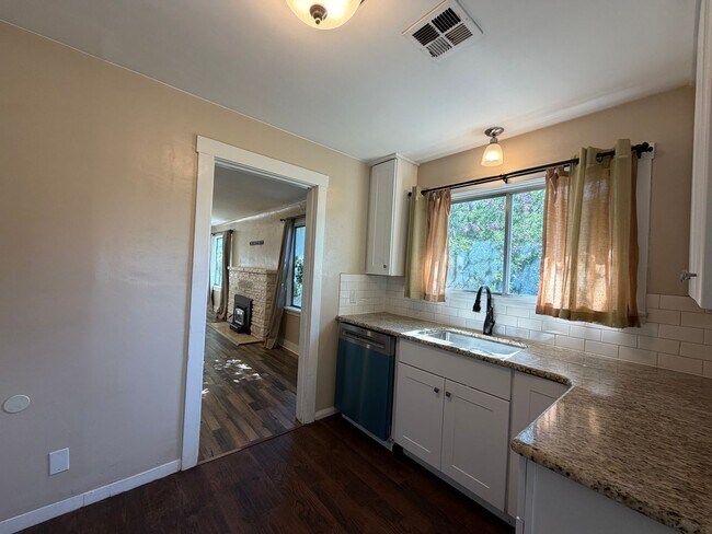 Building Photo - CHARMING HOME FOR RENT IN DOWNTOWN ST. GEORGE!