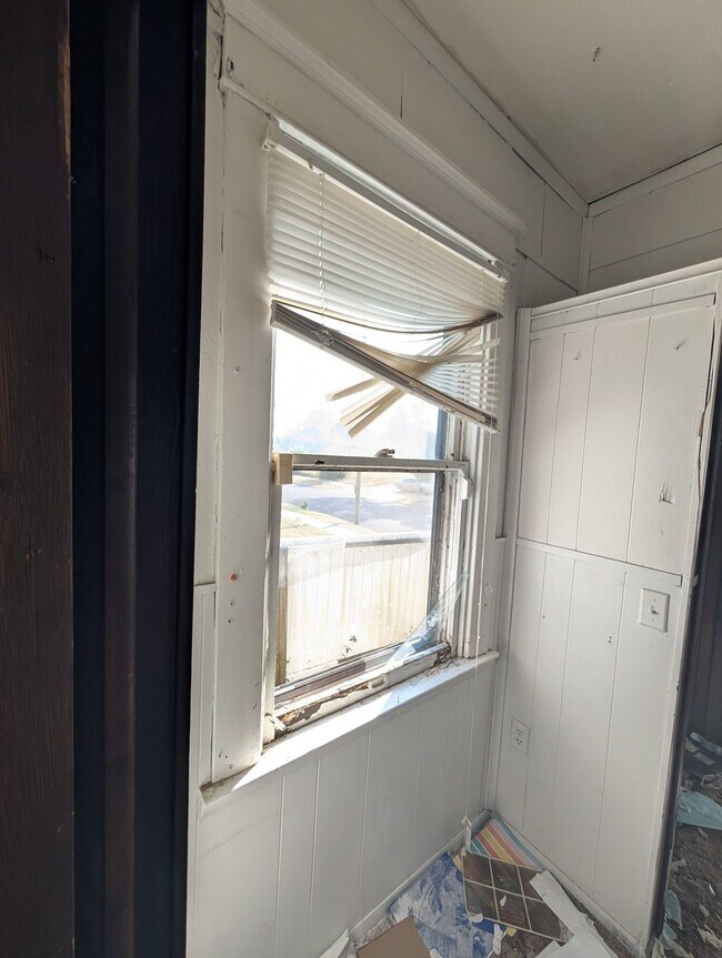Building Photo - 422 S Louisa St