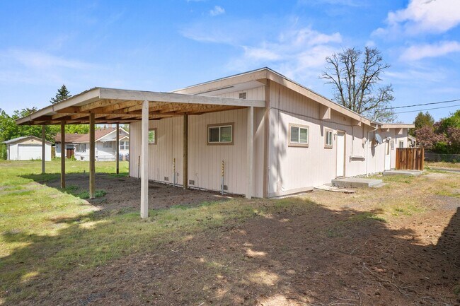 Building Photo - 420 E Sanson Ave