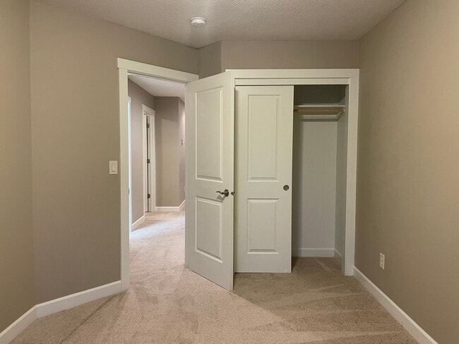 Building Photo - BEAUTIFUL LUXURY Style Townhouse with a go...