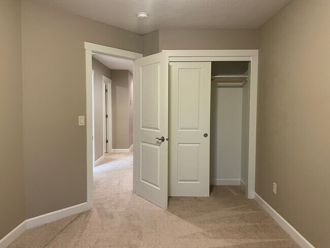 Building Photo - BEAUTIFUL LUXURY Style Townhouse with a gorgeous VIEW! Gated community in Camas! Top Rated Schools!