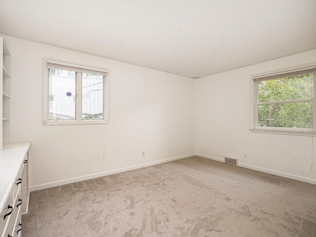 Building Photo - 6625 W Shore Dr