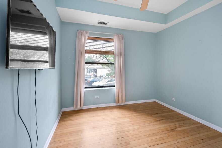 Building Photo - 909 W Buena Ave