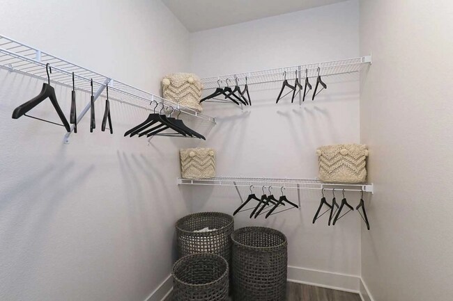 Building Photo - Available Now – Beautiful Apartment for Rent