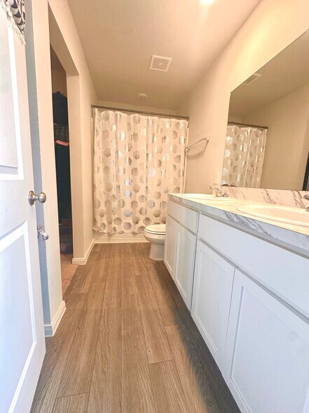 Master room bathroom upstairs with double vanity and walk in closet - 11040 Pelican Hill Ln