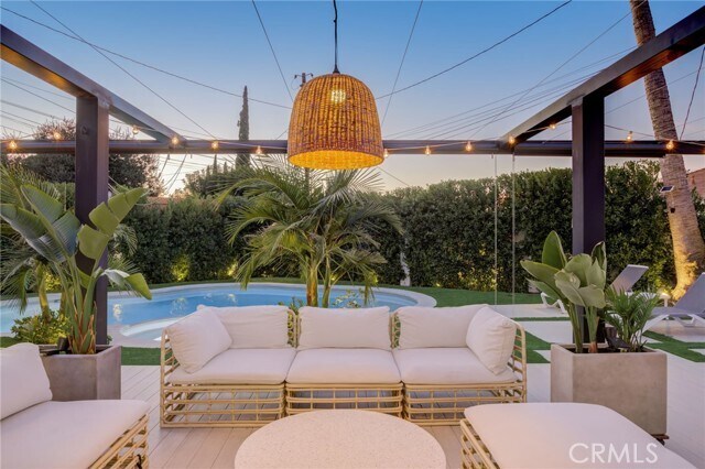 Building Photo - 8161 Encino Ave