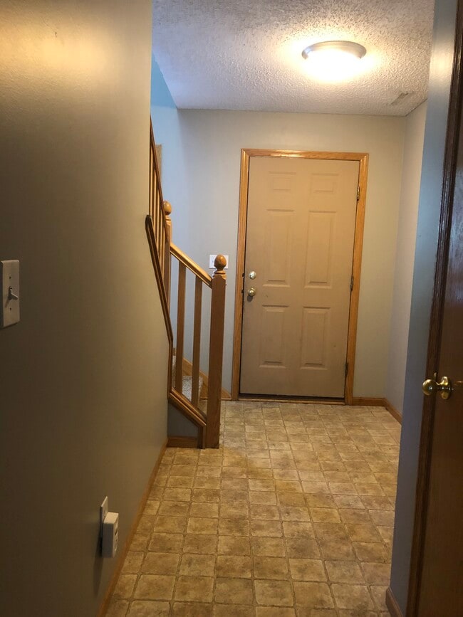 Building Photo - 525 Tanager Path