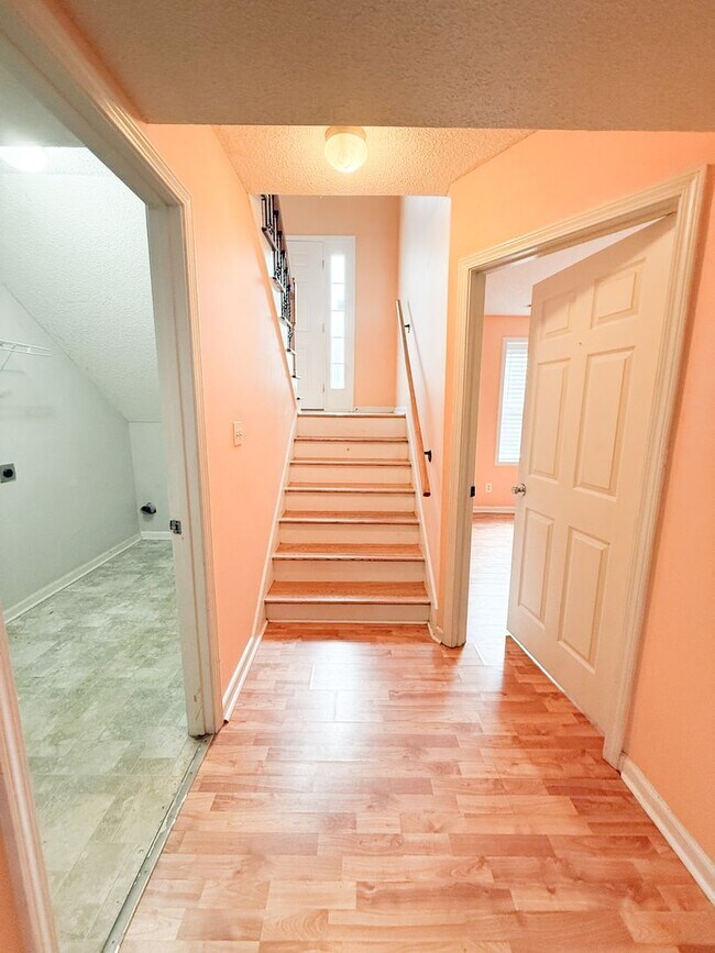 Building Photo - 4 Bedroom 3 Bathroom Home