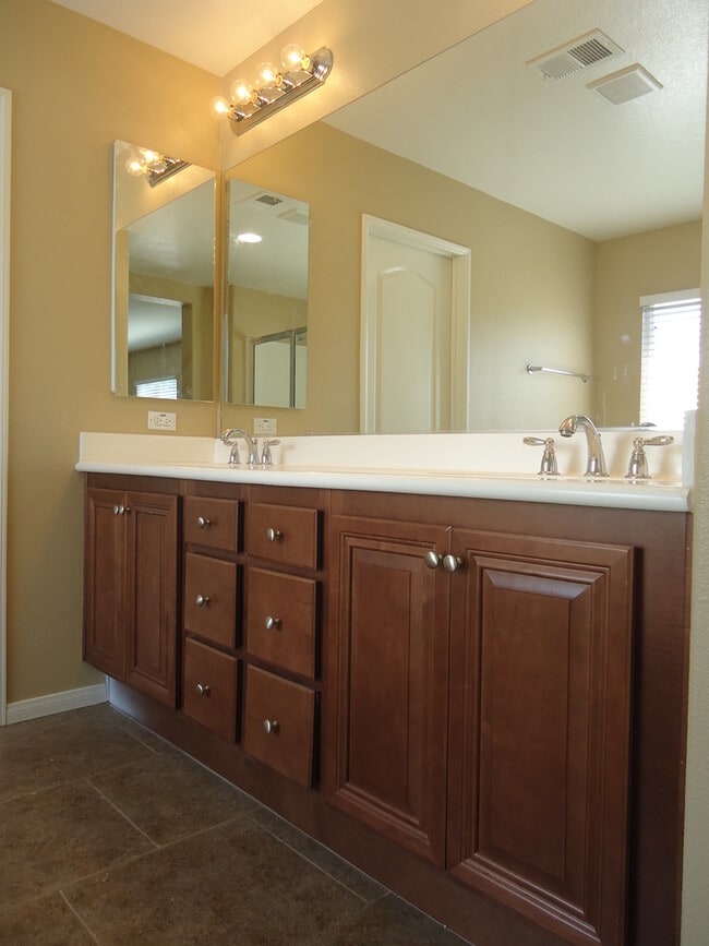 Building Photo - GORGEOUS TWO STORY HOME IN GRANITE HILLS 4...