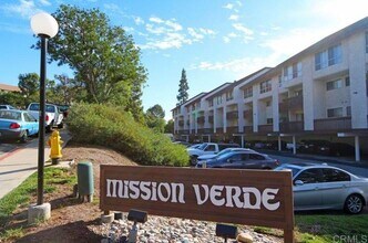 Building Photo - Huge 3 Bedroom 2 Bathroom in Resort Style Community in Mission Valley