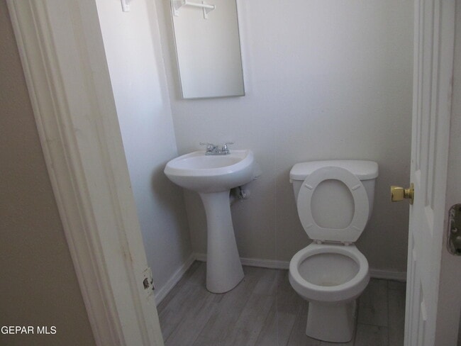 Building Photo - 253 Jensen Ave