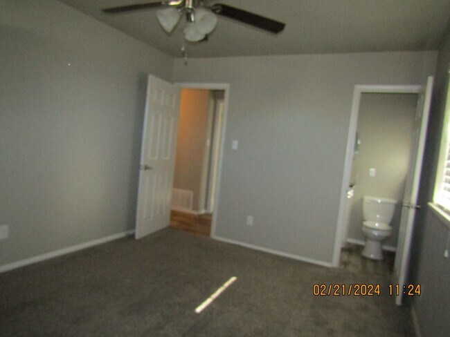 Building Photo - MacArthur Schools Area!